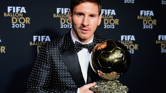 Messi posa con su 4º Balón de Oro en la edición del 2012