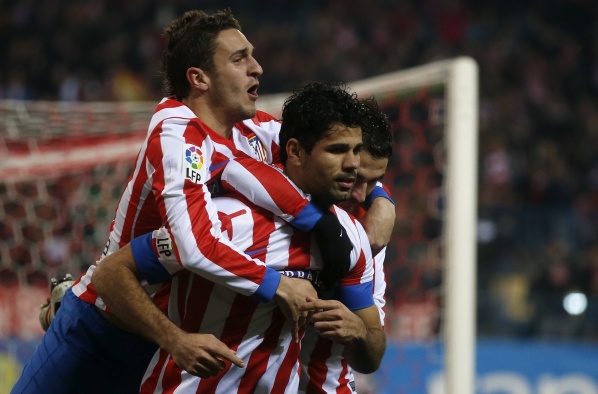 Diego Costa es abrazado por sus compañeros durante la celebración de un gol con el Atlético (Temp. 12/13)